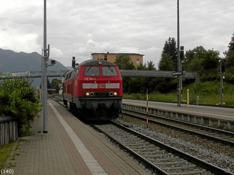 Bahn 140.jpg - Lok 218 193-1 wechselt ans andere Zugende, damit die Fahrt auf der nun eingleisigen Illertalbahn Richtung Oberstdorf fortgesetzt werden kann.